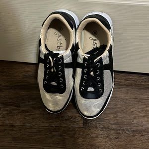 These are a pair of Just Be shoes that are size 6 an colors:silver,black anwhite